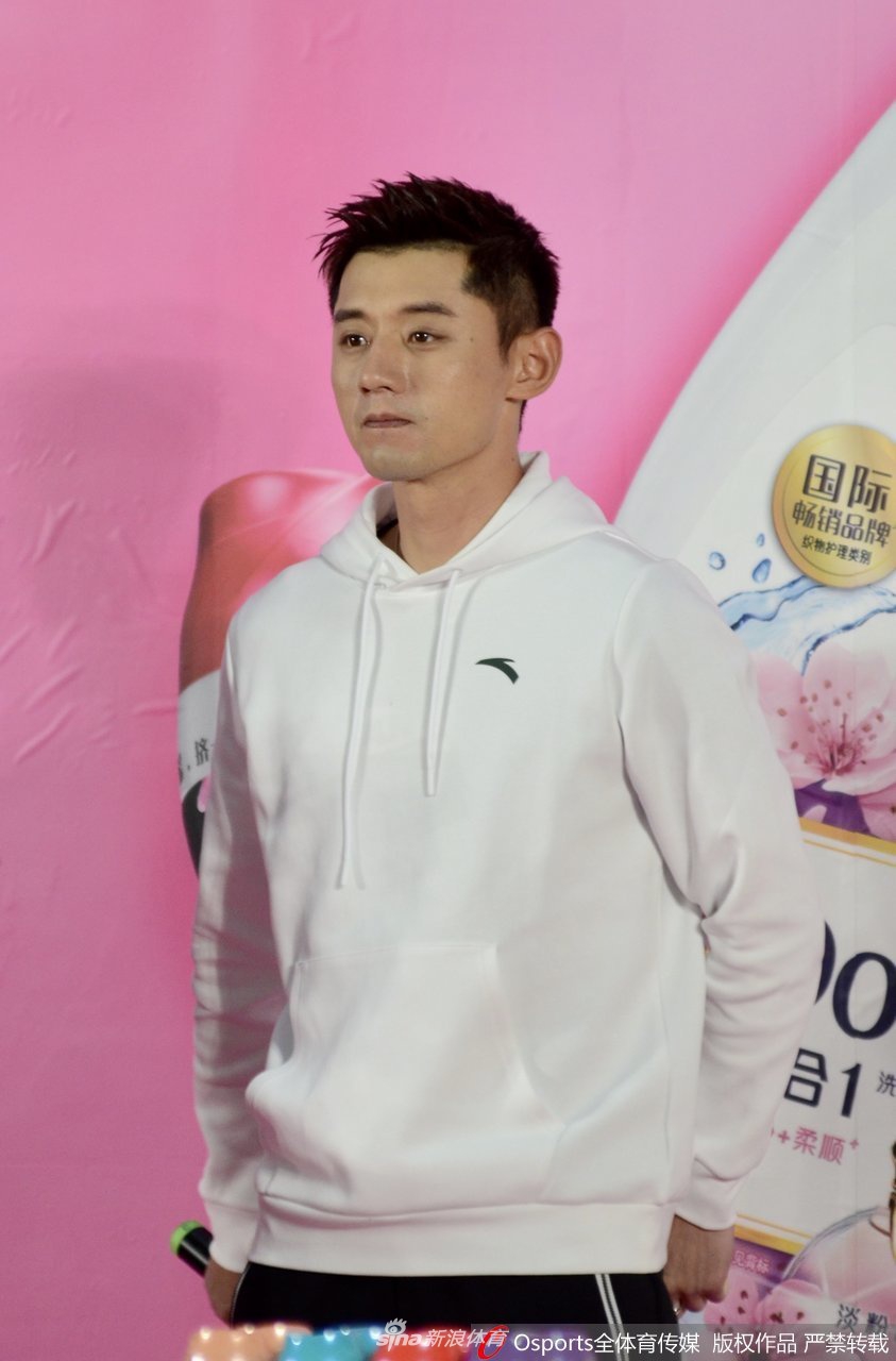 张继科出席路演活动 与球迷互动帅气十足