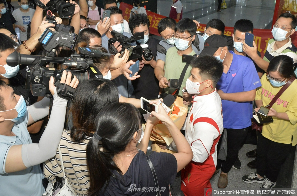 奥运冠军李发彬载誉返乡 女友现场迎接