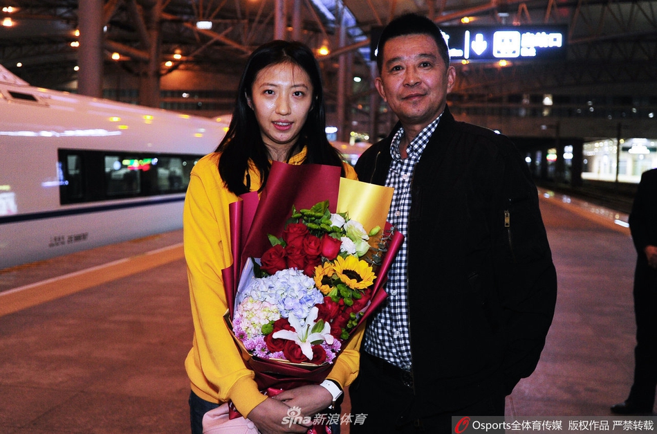 女排丁霞载誉回沈阳 球迷热情迎接