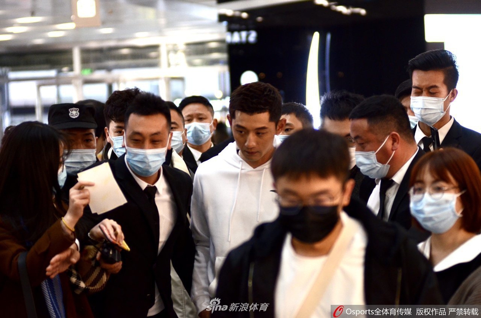 张继科出席路演活动 与球迷互动帅气十足