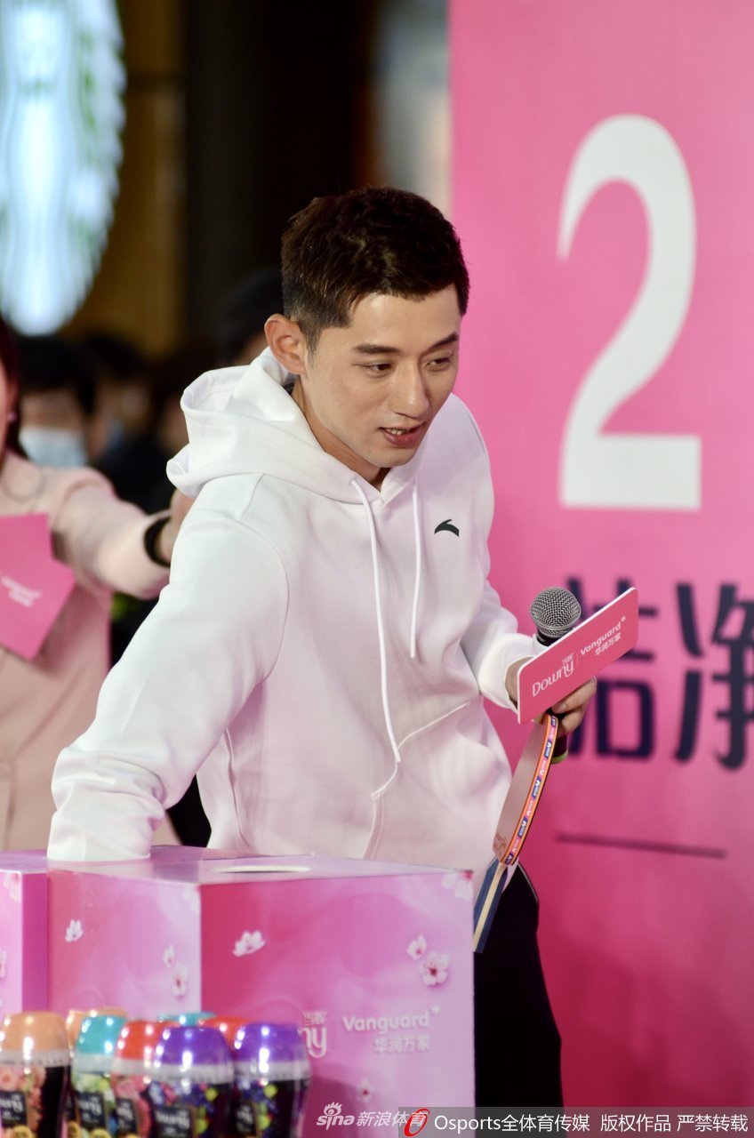 张继科出席路演活动 与球迷互动帅气十足