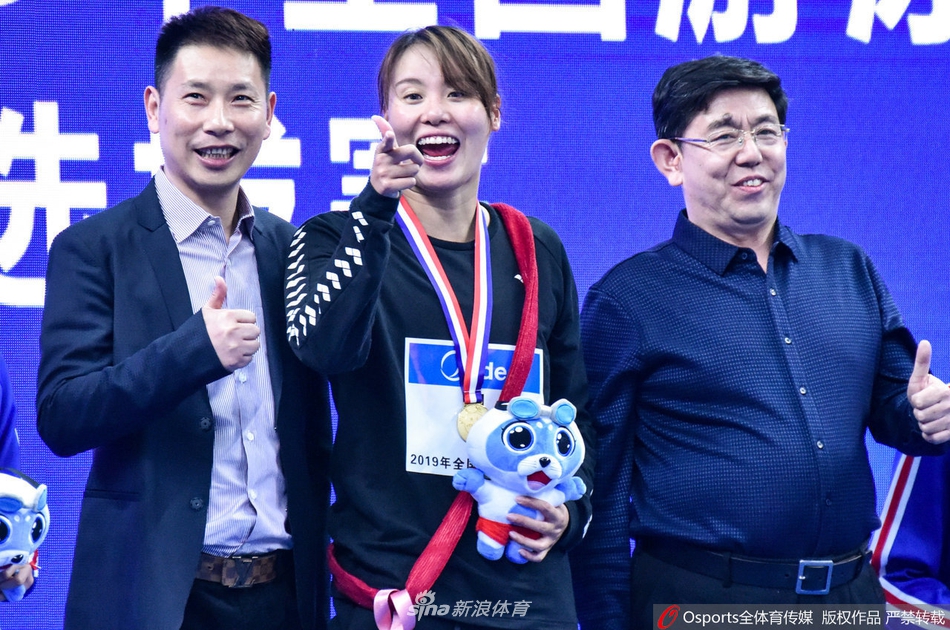 傅园慧夺冠挂着“摸摸”上领奖台