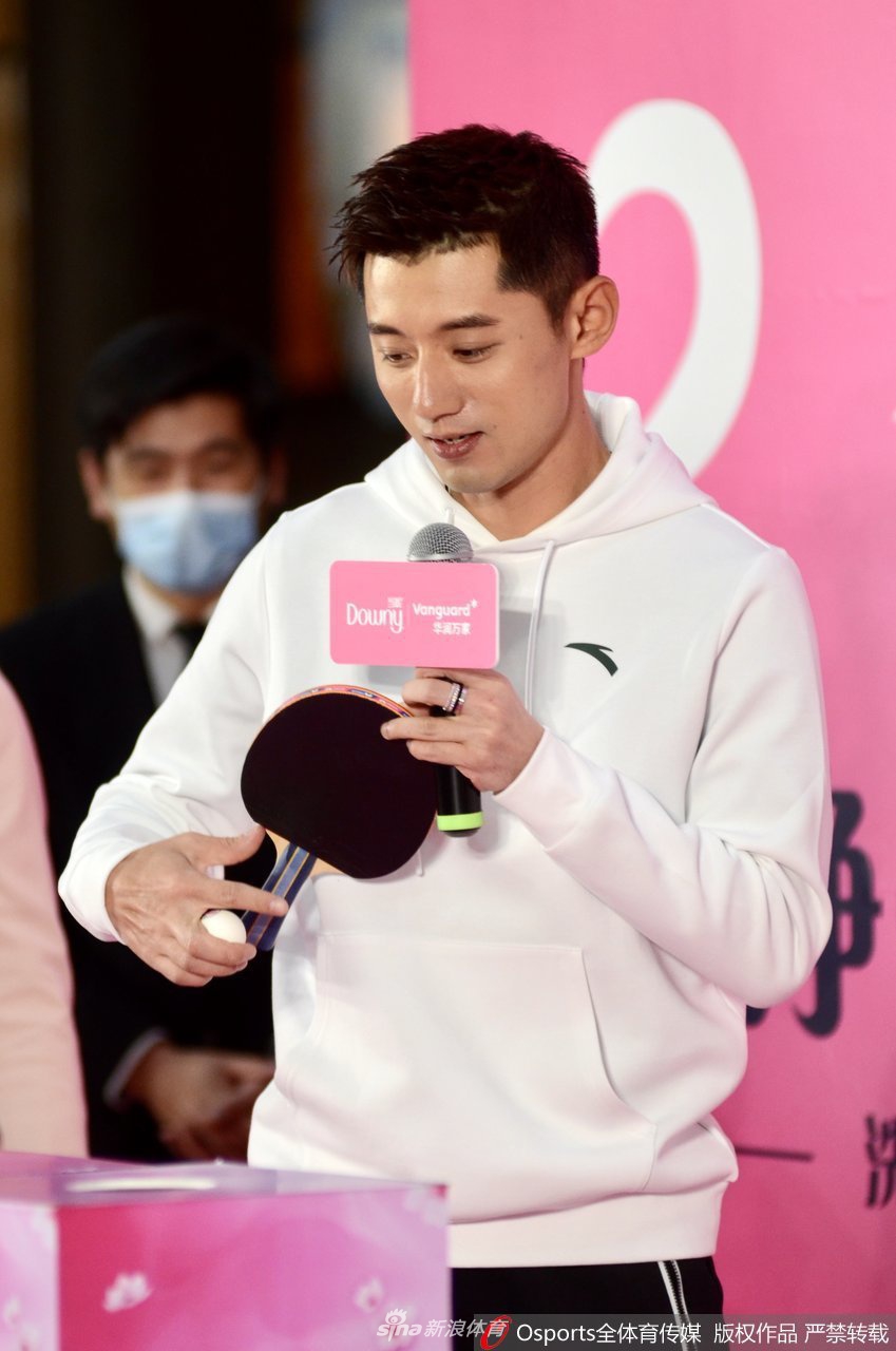 张继科出席路演活动 与球迷互动帅气十足