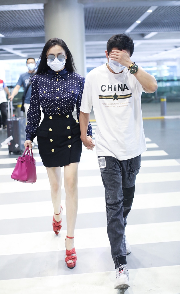 邹市明冉莹颖现身机场 两人并肩同行十指紧扣
