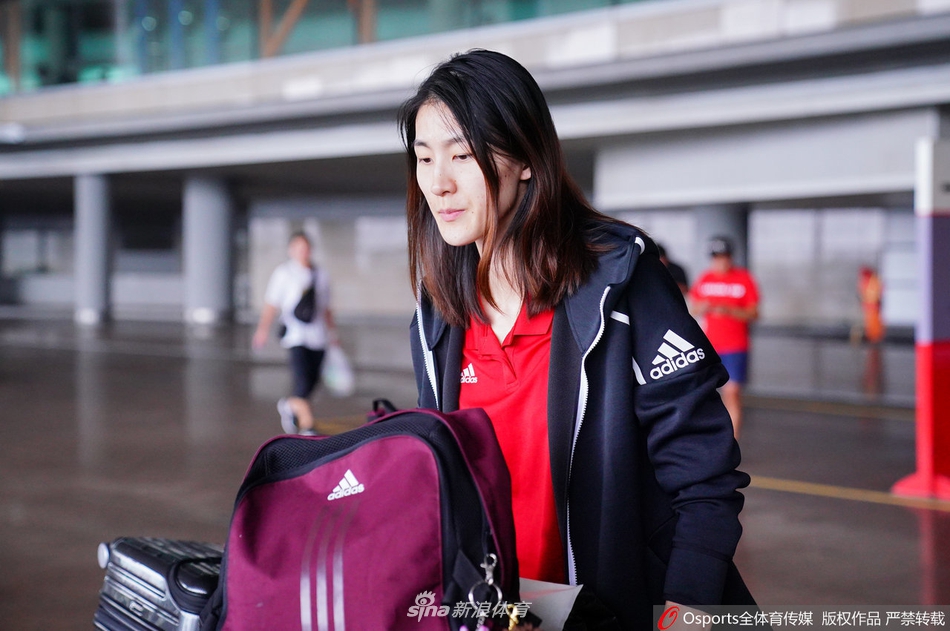中国女排结束亚锦赛征程抵达首都机场