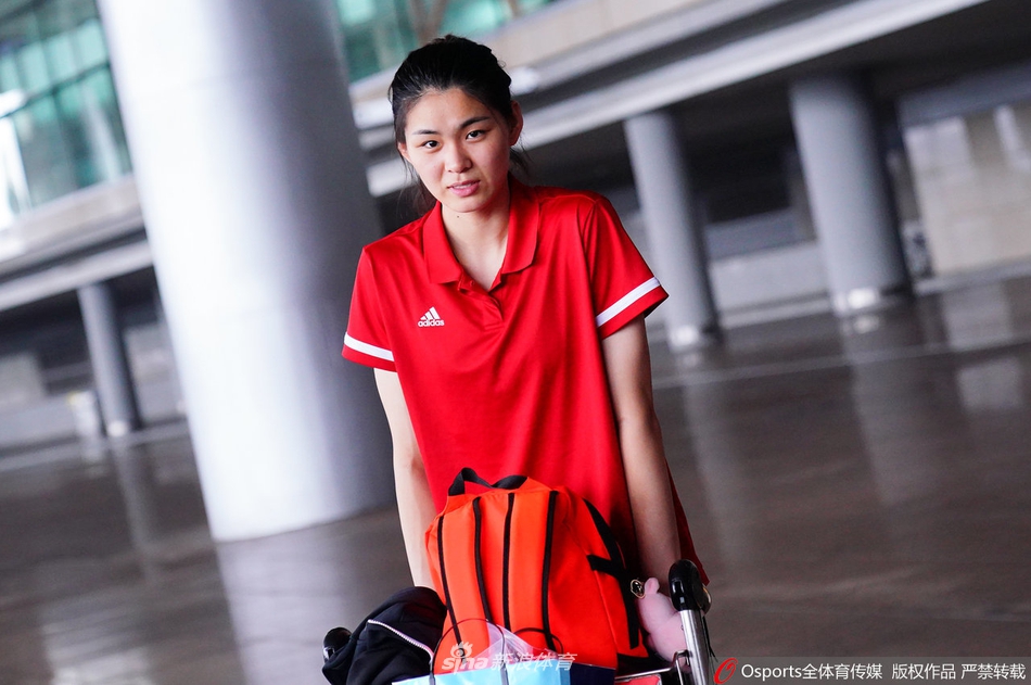 中国女排结束亚锦赛征程抵达首都机场