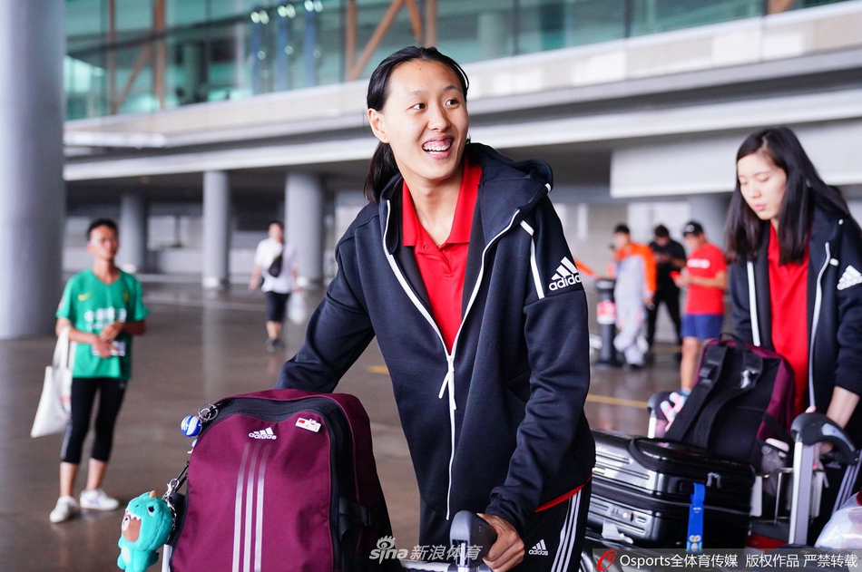 中国女排结束亚锦赛征程抵达首都机场