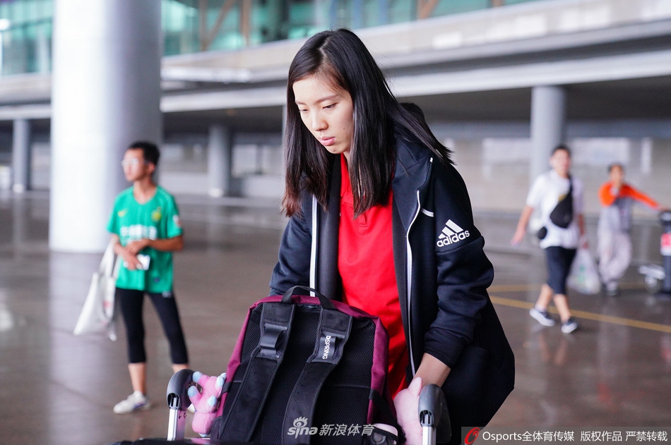 中国女排结束亚锦赛征程抵达首都机场