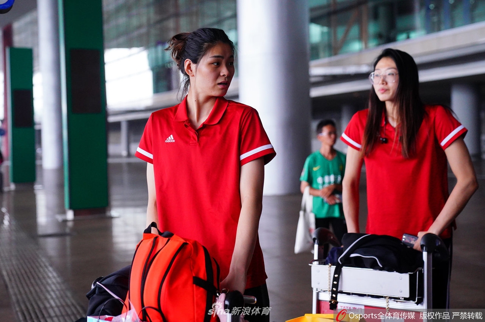 中国女排结束亚锦赛征程抵达首都机场