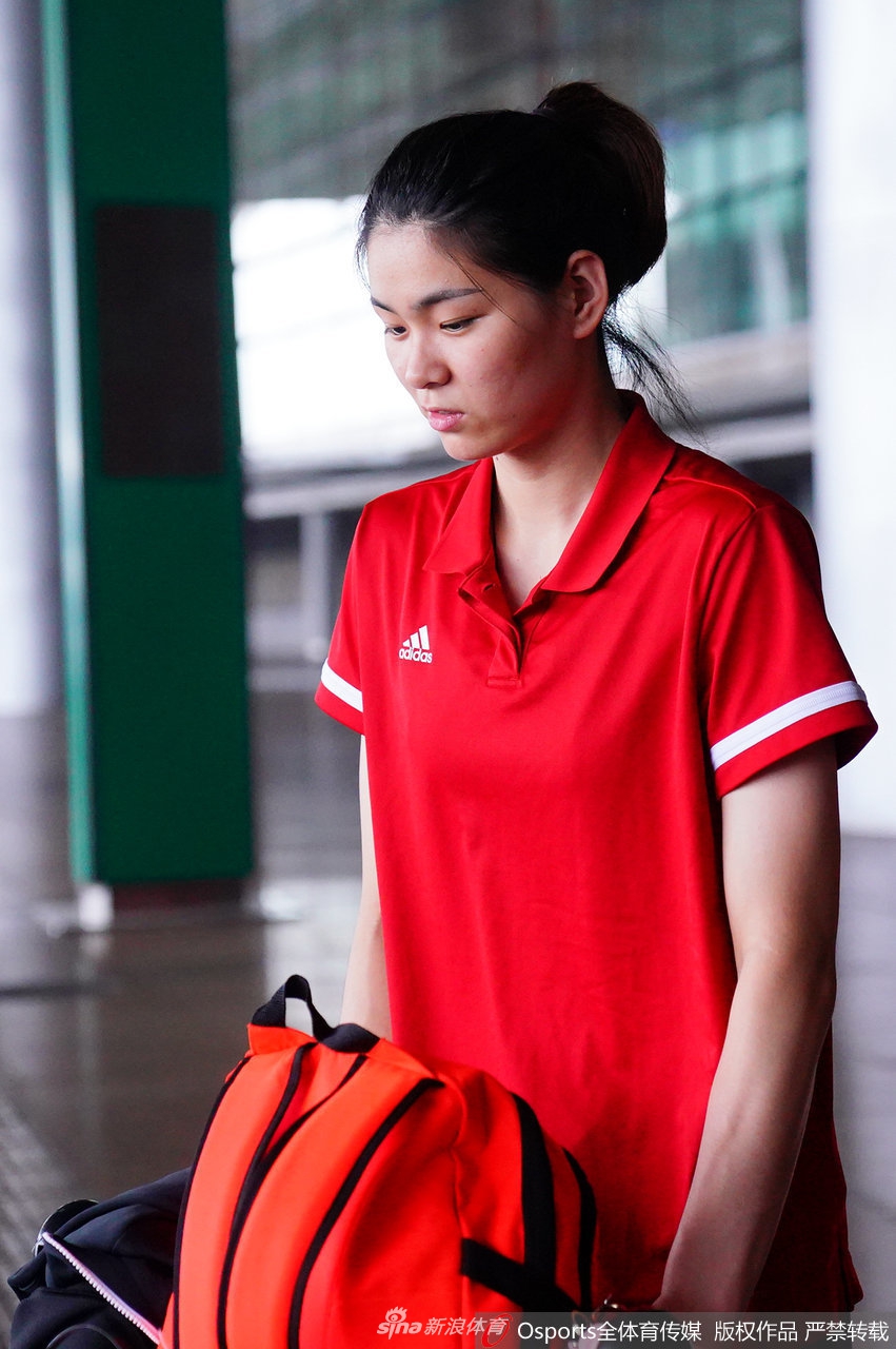 中国女排结束亚锦赛征程抵达首都机场