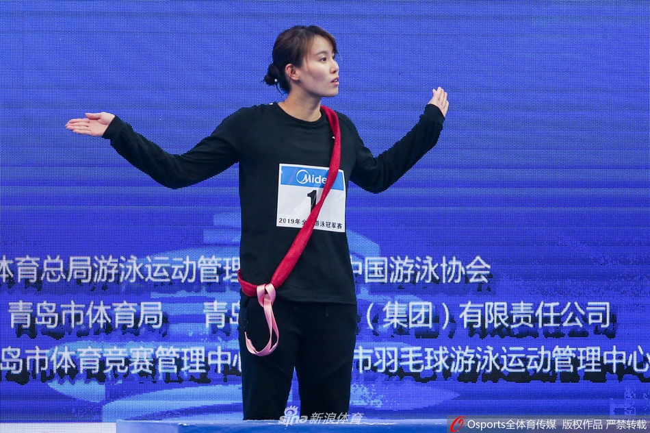 傅园慧夺冠挂着“摸摸”上领奖台