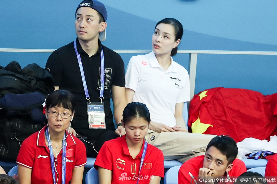 吴敏霞与老公观战世锦赛