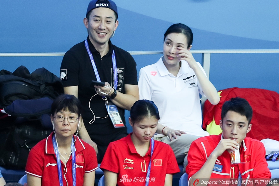 吴敏霞与老公观战世锦赛