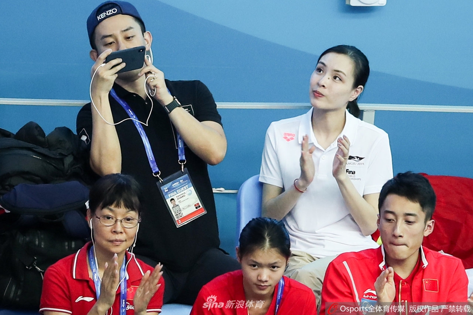 吴敏霞与老公观战世锦赛