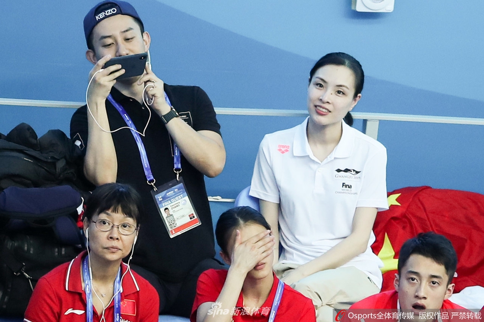 吴敏霞与老公观战世锦赛