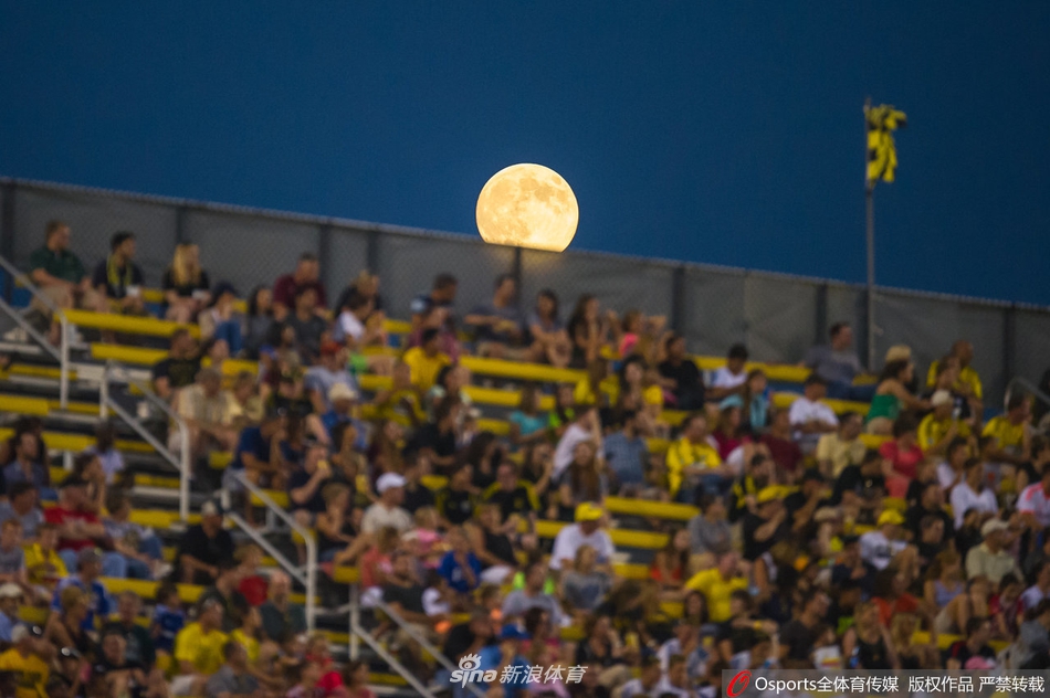 月圆中秋时 来球场看月亮吧