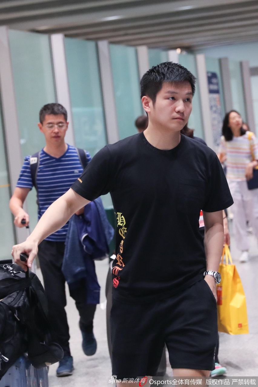 中国乒乓球队结束乒乓外交回国