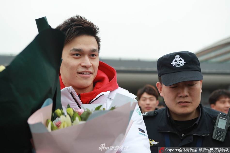 孙杨抵达青岛参加游泳冠军赛
