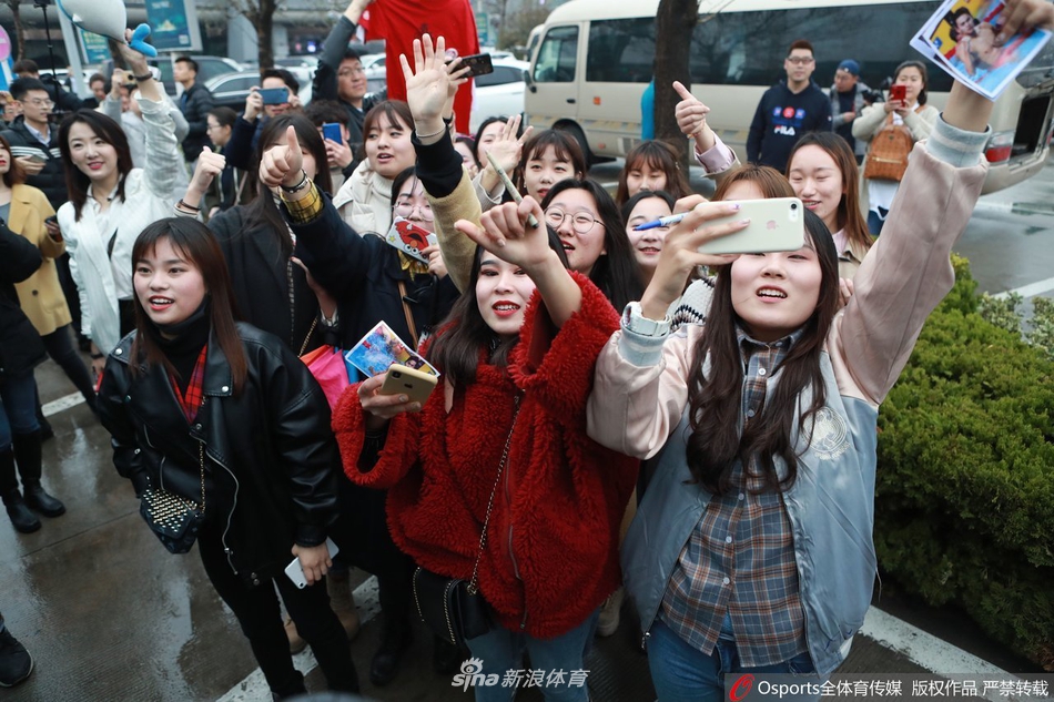 孙杨抵达青岛参加游泳冠军赛