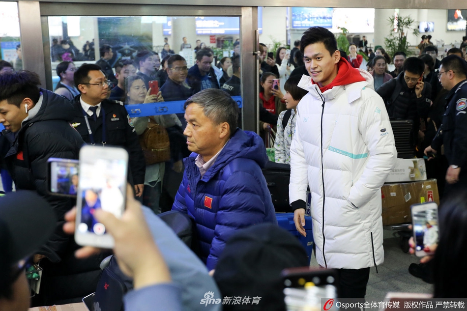 孙杨抵达青岛参加游泳冠军赛