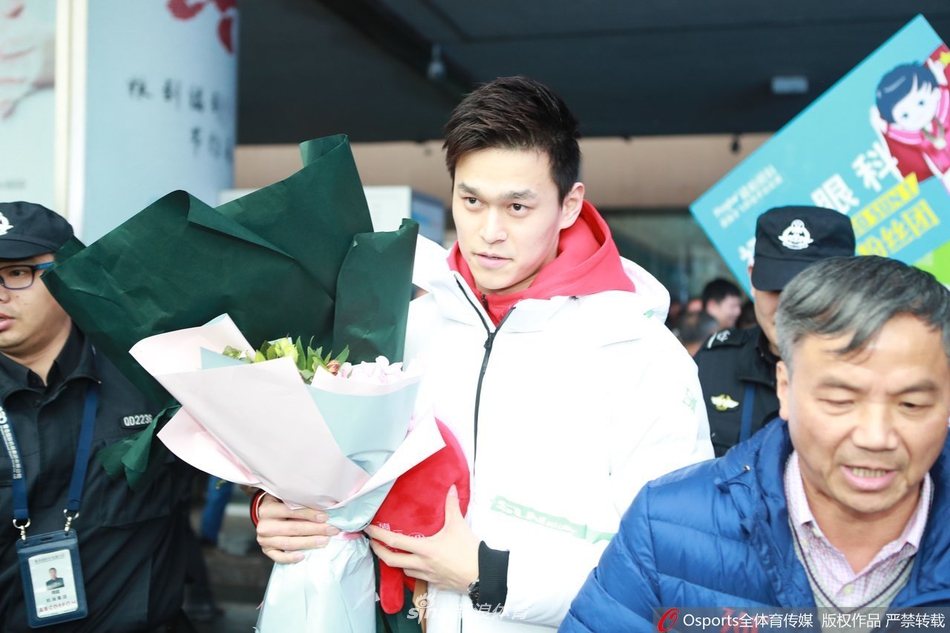 孙杨抵达青岛参加游泳冠军赛