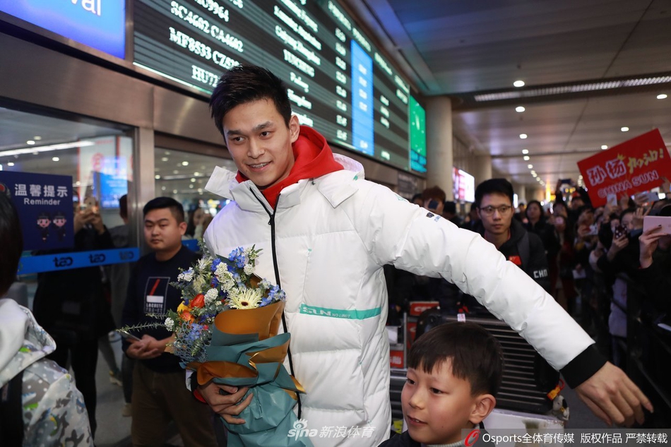 孙杨抵达青岛参加游泳冠军赛
