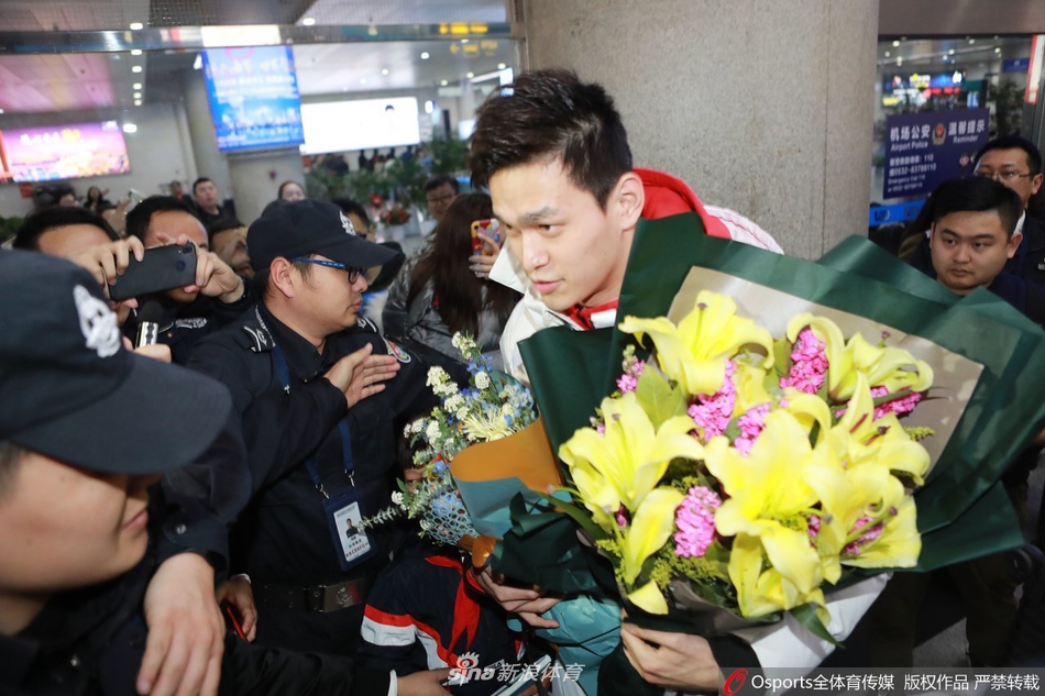 孙杨抵达青岛参加游泳冠军赛