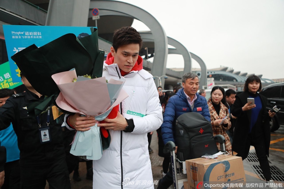 孙杨抵达青岛参加游泳冠军赛