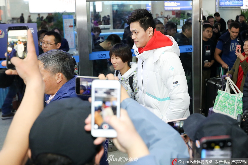 孙杨抵达青岛参加游泳冠军赛