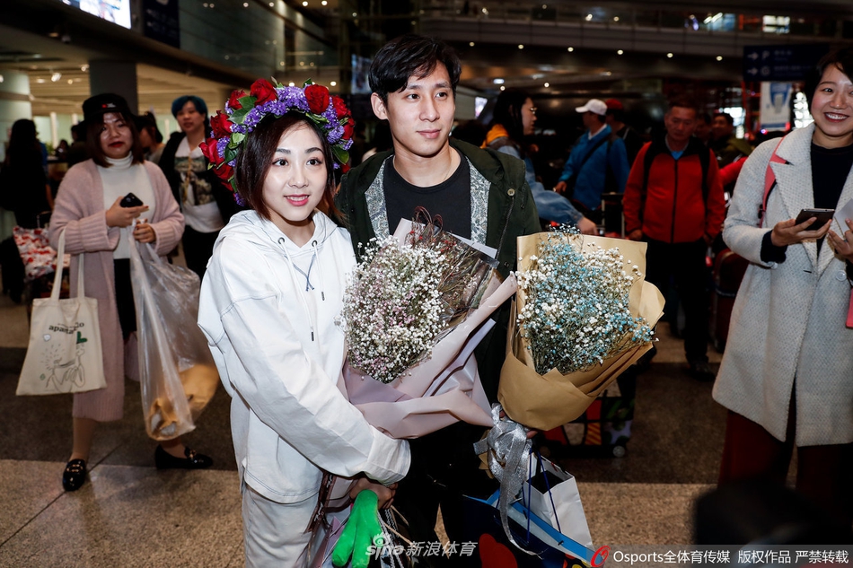 中国花滑队回国 隋文静/韩聪受热捧