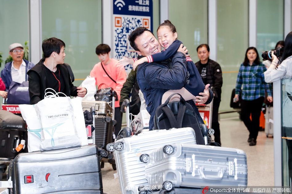 中国花滑队回国 隋文静/韩聪受热捧