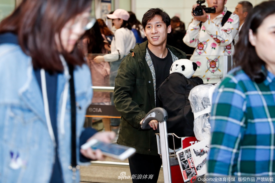 中国花滑队回国 隋文静/韩聪受热捧