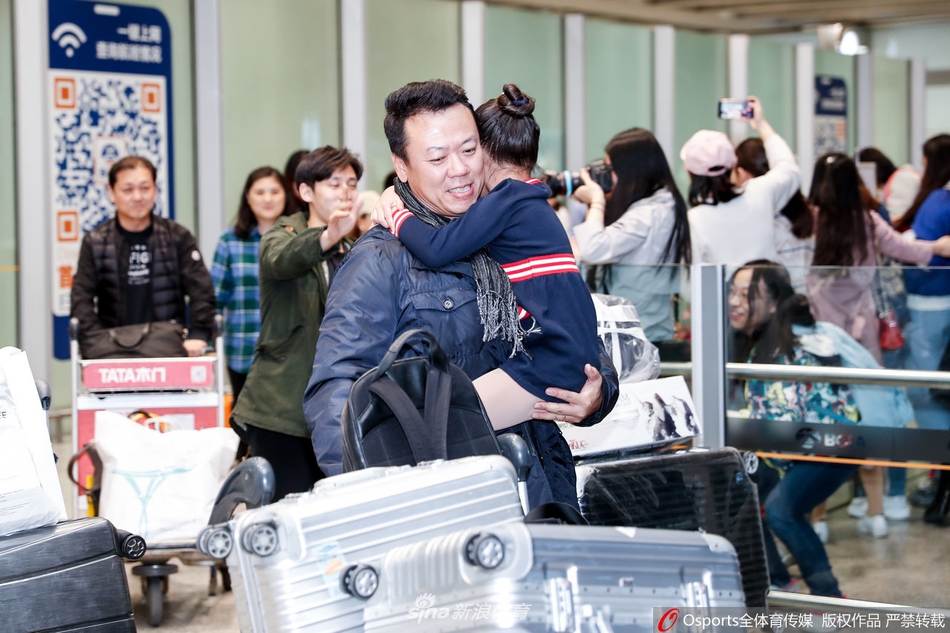 中国花滑队回国 隋文静/韩聪受热捧