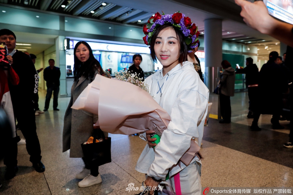 中国花滑队回国 隋文静/韩聪受热捧