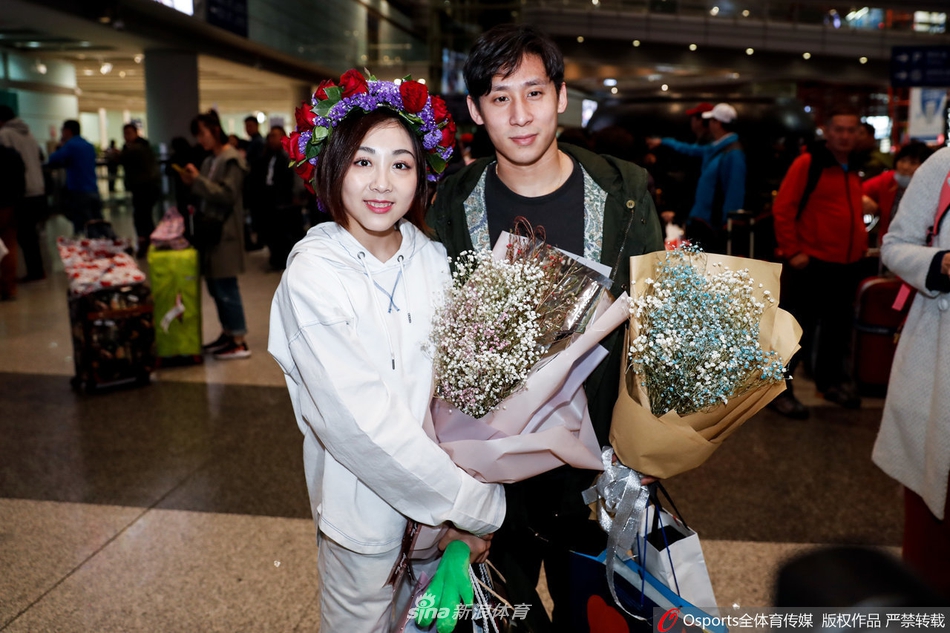 中国花滑队回国 隋文静/韩聪受热捧