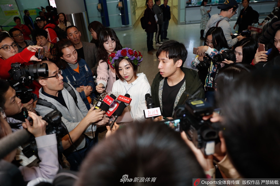中国花滑队回国 隋文静/韩聪受热捧