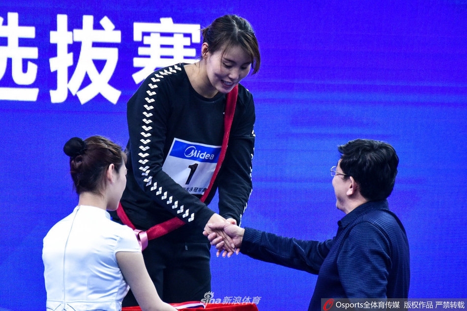 傅园慧夺冠挂着“摸摸”上领奖台