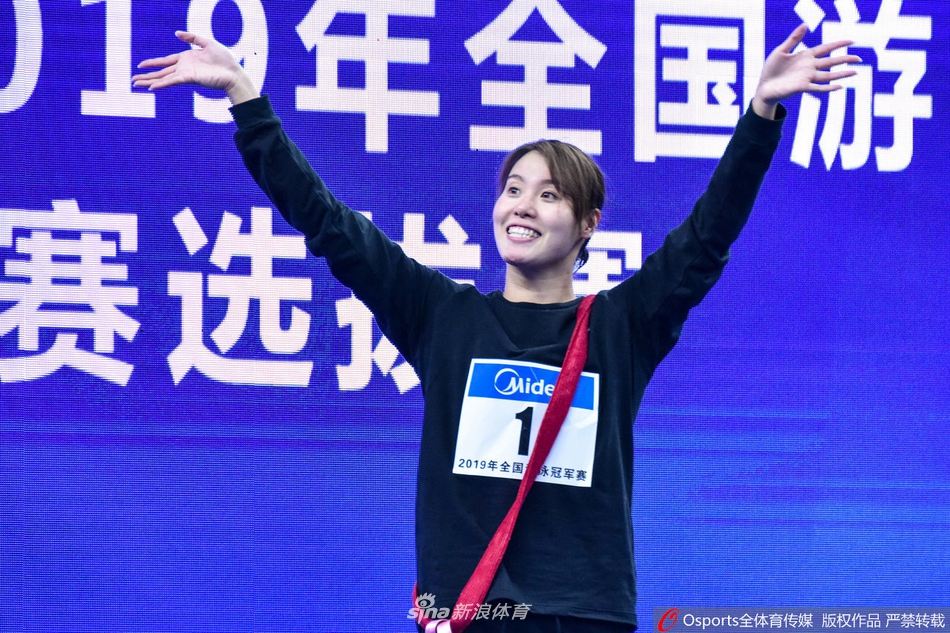 傅园慧夺冠挂着“摸摸”上领奖台