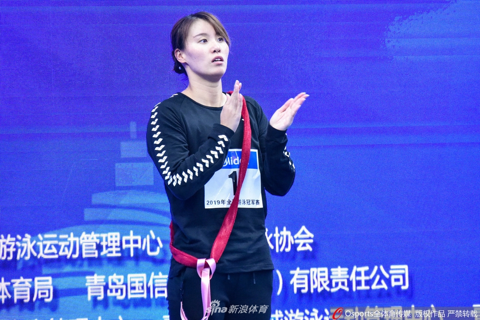 傅园慧夺冠挂着“摸摸”上领奖台