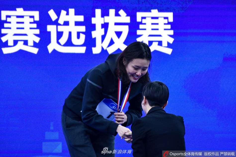 冠军赛女子50米自由泳刘湘领奖