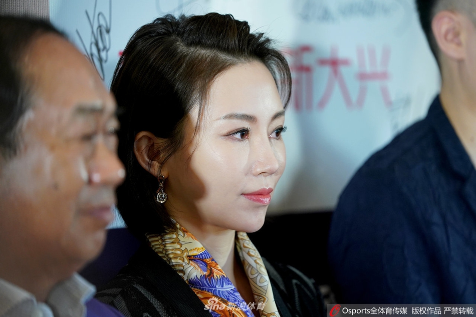 斯诺克中国公开赛开幕式：潘晓婷丁俊晖同框