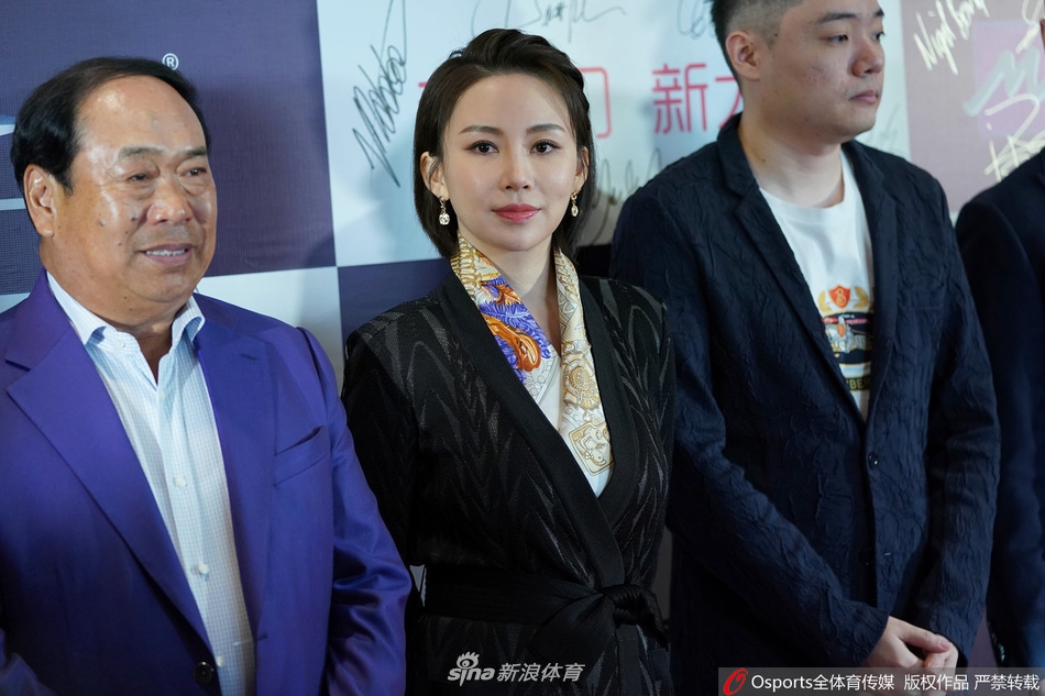 斯诺克中国公开赛开幕式：潘晓婷丁俊晖同框