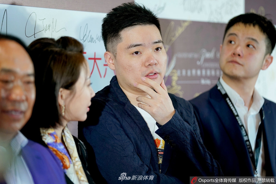 斯诺克中国公开赛开幕式：潘晓婷丁俊晖同框