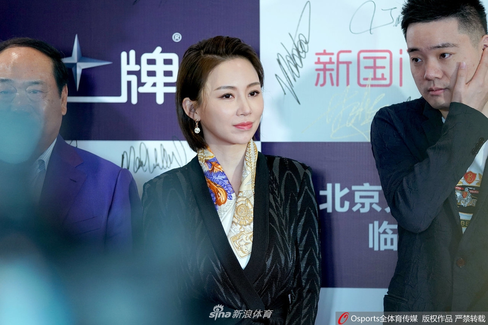 斯诺克中国公开赛开幕式：潘晓婷丁俊晖同框