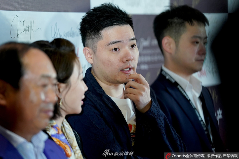 斯诺克中国公开赛开幕式：潘晓婷丁俊晖同框