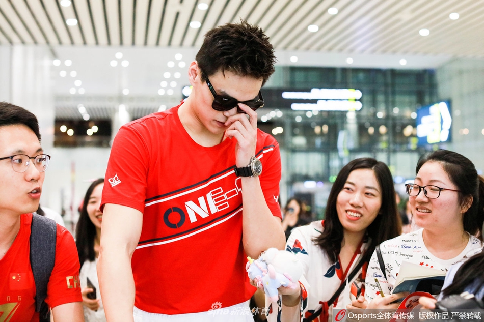 孙杨抵达广州 大批迷妹接机围观