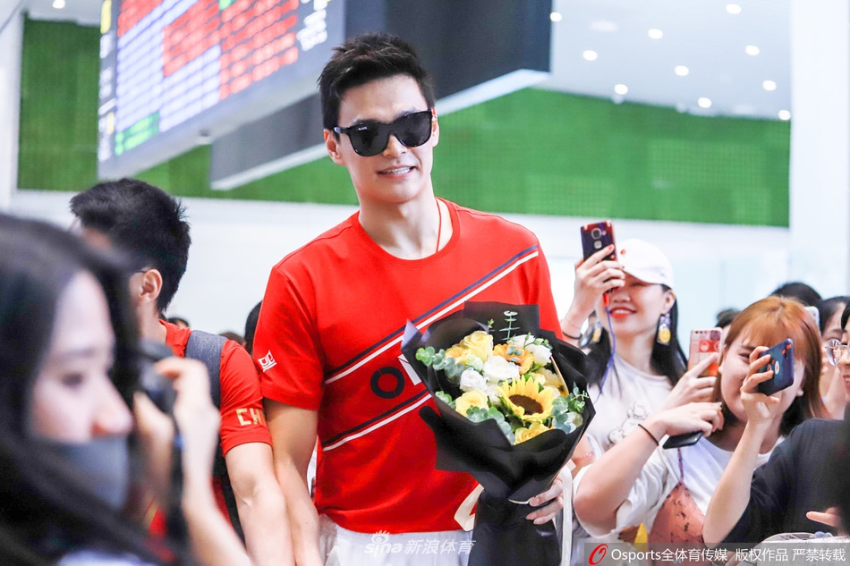 孙杨抵达广州 大批迷妹接机围观