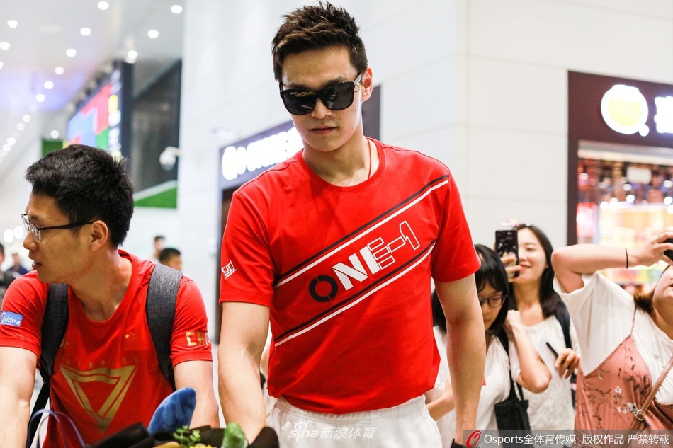 孙杨抵达广州 大批迷妹接机围观