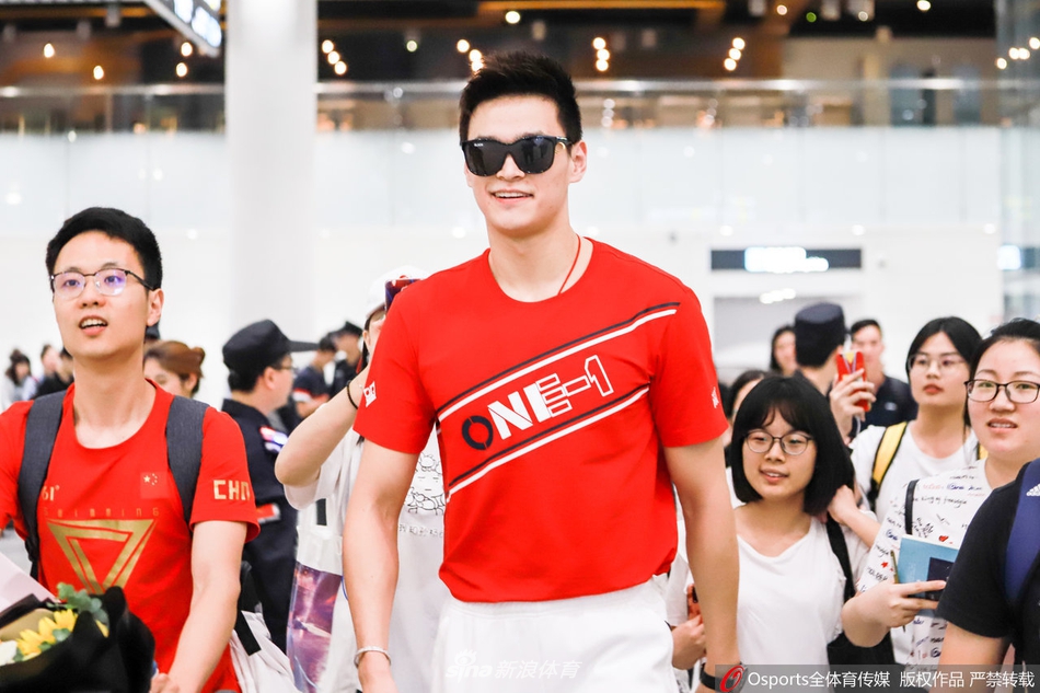 孙杨抵达广州 大批迷妹接机围观