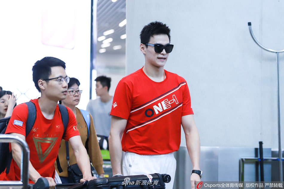 孙杨抵达广州 大批迷妹接机围观